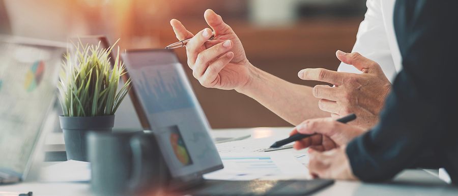 Mann und Frau mit Gepäck am Bahnsteig